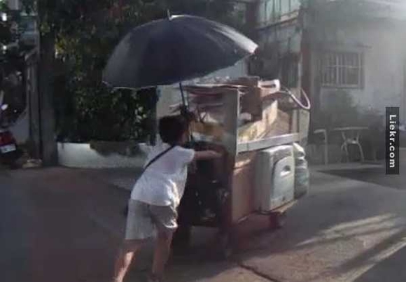 cậu bé nhặt phế liệu để nuôi bà 80 tuổi,  cảm động, cộng đồng, cháu nuôi bà, 