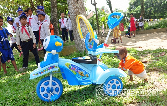 cậu bé 6 tuổi nặng hơn 3kg, 6 tuổi chỉ nặng hơn 3kg, Đinh Văn K'Rể, cậu bé tí hon