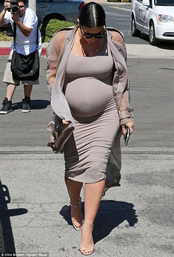 Kim Kardashian,Kim Kardashian đi xăng đan cao gót,Kim Kardashian bầu to,sao hollywood,Kim Kardashian bị chê béo