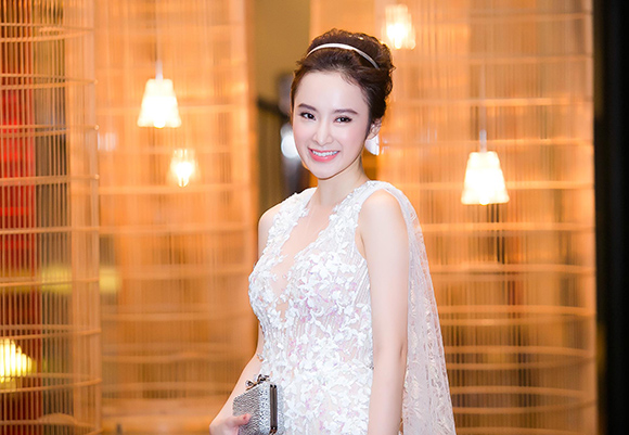 sao Việt, Angela Phương Trinh, diễn viên Angela Phương Trinh, Angela Phương Trinh xuyên thấu lộ nội y, Angela Phương Trinh đi xem thời trang