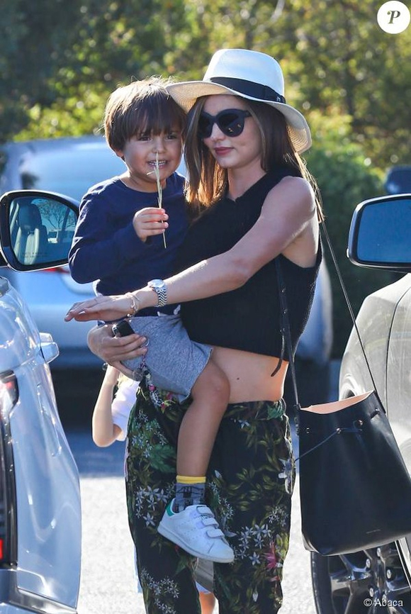 Miranda Kerr,Miranda Kerr khoe vòng hai phẳng lì,Miranda Kerr diện áo crop top,Miranda Kerr sở hữu vòng hai đáng mơ ước,sao Hollywood