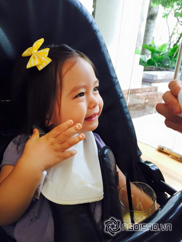 con gái Đoan Trang,bé Sol,con gái Đoan Trang cực yêu,con gái Đoan Trang đi ăn trưa cuối tuần,con gái Đoan Trang đi ăn cùng bố mẹ,con sao Việt