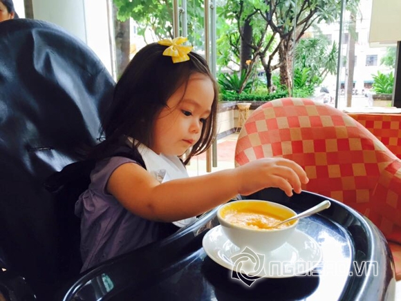 con gái Đoan Trang,bé Sol,con gái Đoan Trang cực yêu,con gái Đoan Trang đi ăn trưa cuối tuần,con gái Đoan Trang đi ăn cùng bố mẹ,con sao Việt