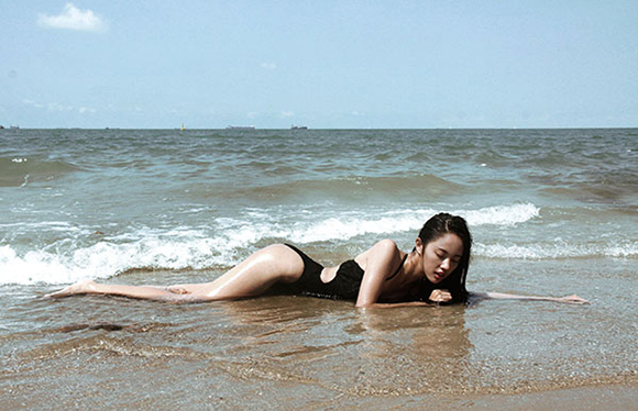 sao Việt, Nàng thơ Chung Thanh Phong, nàng thơ của Chung Thanh Phong khoe dáng trước biển, mẫu Việt sở hữu gương mặt giống Thư Kỳ