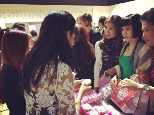 berlin0-ngoisao 22 MC Kỳ Duyên, Mỹ phẩm Canmake, Sao Việt