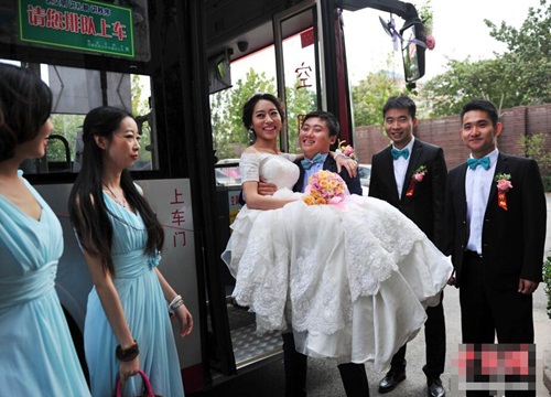  đi xe bus rước dâu, rước dâu bắng xe buýt, đi xe buyt cưới vợ, phương tiện đón dâu lạ