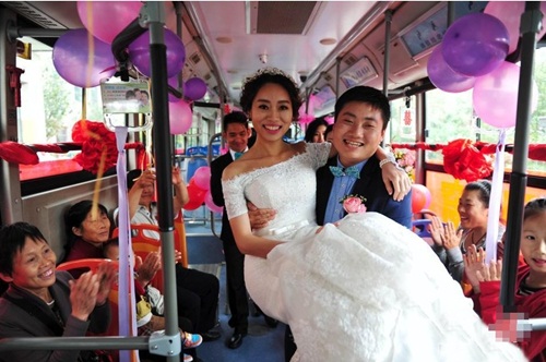  đi xe bus rước dâu, rước dâu bắng xe buýt, đi xe buyt cưới vợ, phương tiện đón dâu lạ