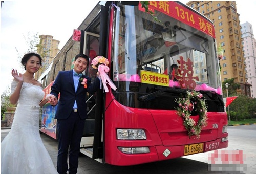  đi xe bus rước dâu, rước dâu bắng xe buýt, đi xe buyt cưới vợ, phương tiện đón dâu lạ