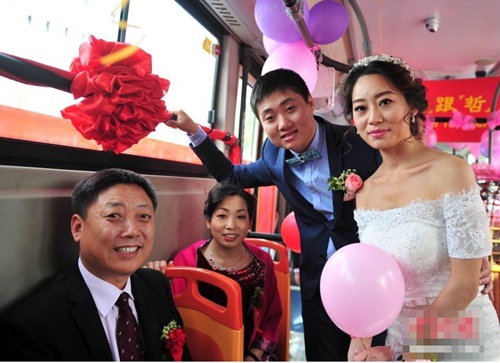  đi xe bus rước dâu, rước dâu bắng xe buýt, đi xe buyt cưới vợ, phương tiện đón dâu lạ