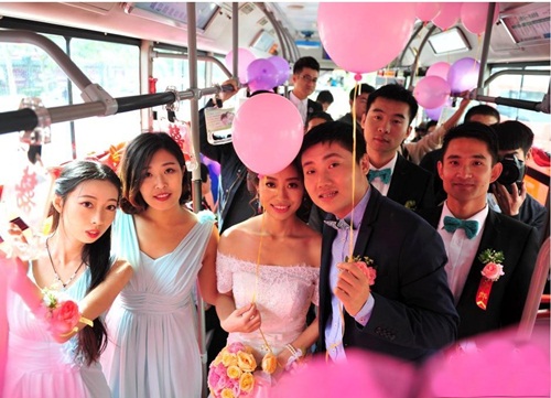  đi xe bus rước dâu, rước dâu bắng xe buýt, đi xe buyt cưới vợ, phương tiện đón dâu lạ