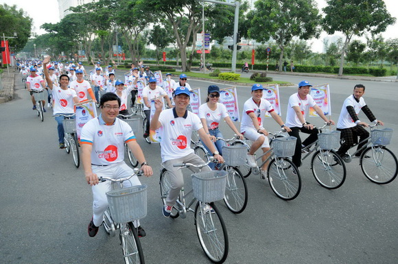 Hùng cửu long,doanh nhân hùng cửu long,mr áo dài hùng cửu long,hùng cửu long nổi bật,hùng cửu long làm từ thiện