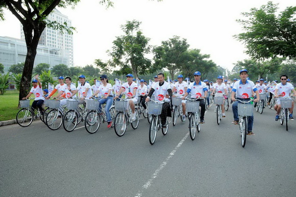 Hùng cửu long,doanh nhân hùng cửu long,mr áo dài hùng cửu long,hùng cửu long nổi bật,hùng cửu long làm từ thiện