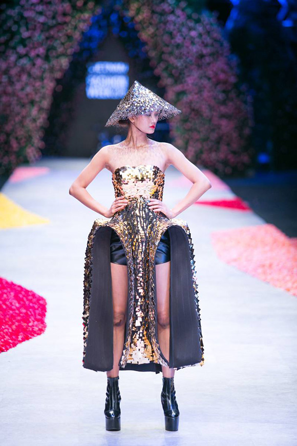 sao Việt, Hương Ly, Tân Quán quân Vietnam's Next Top Model, scandal Hương Ly, Hương Ly sắc lạnh trên sàn catwalk sau scandal 
