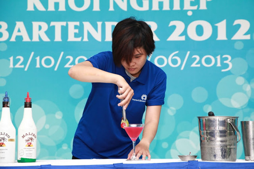 pha-che-thuc-uong-1510-2-ngoisao 1 Bartender, pha chế thức uống, Nghề hot của giới trẻ hiện nay