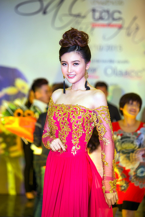 Á hậu Kim Duyên, áo dài Ngô Nhật Huy, Sao Việt