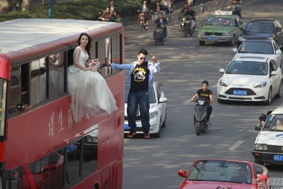 ảnh cưới, ảnh cưới bá đạo, ảnh cưới bá đạo cùng xe bus, ảnh cưới chụp cùng xe bus, ảnh cưới bá đạo khiến dân mạng phát sốt, tin, bao