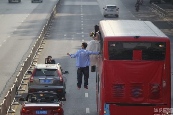 ảnh cưới, ảnh cưới bá đạo, ảnh cưới bá đạo cùng xe bus, ảnh cưới chụp cùng xe bus, ảnh cưới bá đạo khiến dân mạng phát sốt, tin, bao