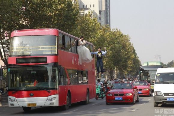 ảnh cưới, ảnh cưới bá đạo, ảnh cưới bá đạo cùng xe bus, ảnh cưới chụp cùng xe bus, ảnh cưới bá đạo khiến dân mạng phát sốt, tin, bao