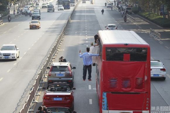 ảnh cưới, ảnh cưới bá đạo, ảnh cưới bá đạo cùng xe bus, ảnh cưới chụp cùng xe bus, ảnh cưới bá đạo khiến dân mạng phát sốt, tin, bao