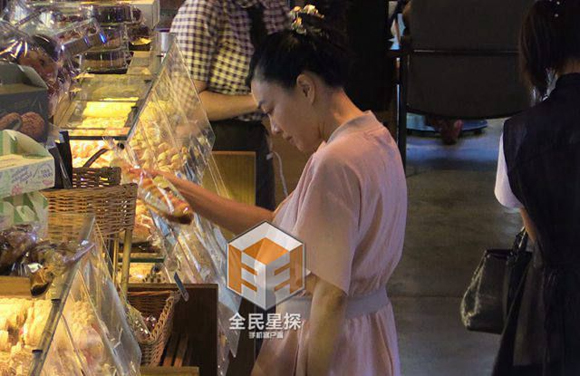 sao nữ gốc Việt,Chung Lệ Đề,sao nữ gốc Việt hớ hênh vòng ba,sao nữ gốc Việt mặc playsuit quá ngắn,sao nữ gốc Việt đi mua đồ,sao Hoa ngữ