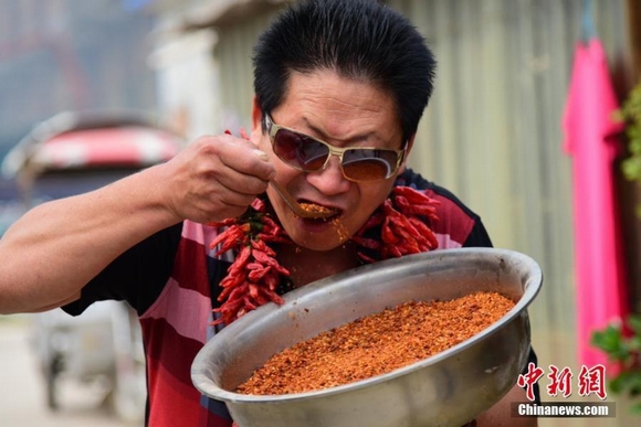 ăn 2,5kg ớt cay mỗi ngày, kỳ lạ, chuyện lạ, nghiện ăn ớt, ớt cay, ông vua ớt, ớt cay, món lạ, ngoi sao, kỳ quặc