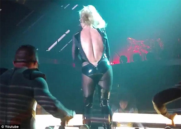 Britney Spears,Britney Spears rách toạc khóa áo,Britney Spears trong show Piece Of Me,Britney Spears mặc xấu