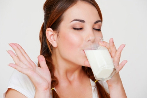 uống sữa, uống sữa khi đói, protein trong sữa, canxi kết tủa, đun nóng sữa quá lâu, nguyên tắc pha sữa