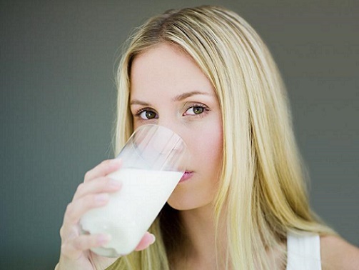 uống sữa, uống sữa khi đói, protein trong sữa, canxi kết tủa, đun nóng sữa quá lâu, nguyên tắc pha sữa