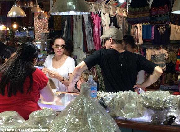  Angelina Jolie,  Angelina Jolie và Brad Pitt, Brad Pitt,  Angelina Jolie và Brad Pitt đi mua sắm ở campuchia,  Angelina Jolie và Brad Pitt cùng các con đi mua sắm, tin, bao