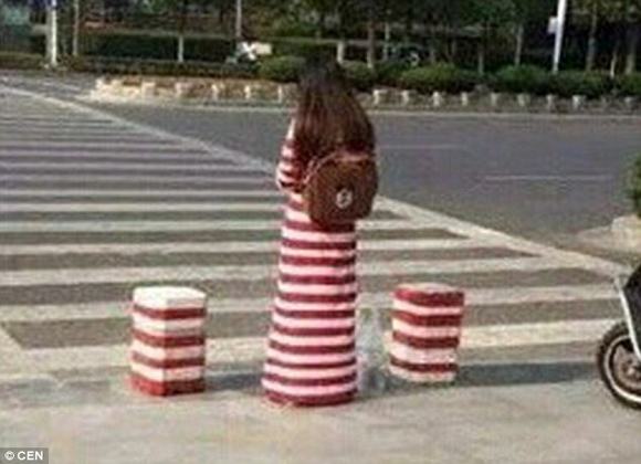 cột chắn đường 1 cột chắn đường, mặc quần áo giống màu cột chắn đường, cột đường, nổi tiếng vì mặc quần áo giống màu cột chắn đường, tin, bao