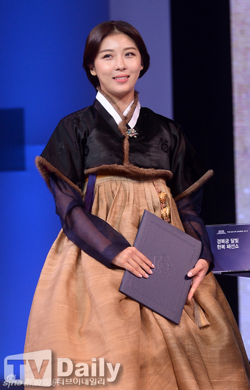 Ha Ji Won,Ha Ji Won bị chỉ trích,Ha Ji Won đi giày cao gót khi mặc hanbok,Ha Ji Won gây tranh cãi,Ha Ji Won diện hanbok,sao Hàn
