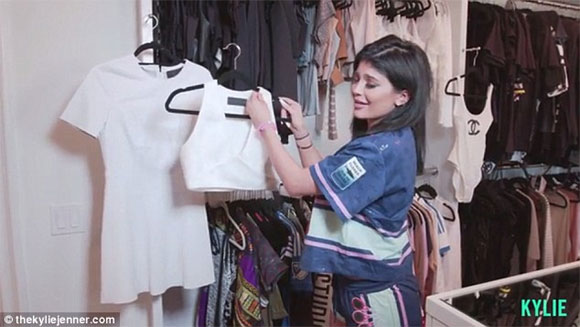 Kylie Jenner,tủ đồ của Kylie Jenner,em gái Kim Kylie Jenner,siêu vòng ba Kim,Kylie Jenner khoe tủ giầy