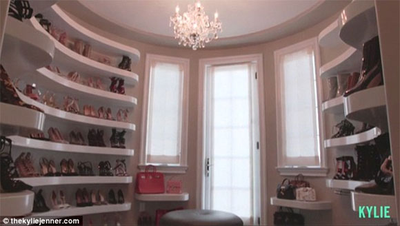Kylie Jenner,tủ đồ của Kylie Jenner,em gái Kim Kylie Jenner,siêu vòng ba Kim,Kylie Jenner khoe tủ giầy