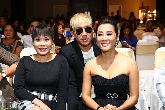 sao Việt, Nguyễn Cao Kỳ Duyên, MC Kỳ Duyên, MC Kỳ Duyên khoe vòng một nhức mắt, MC Kỳ Duyên làm giám khảo, Cười xuyên Việt 2015