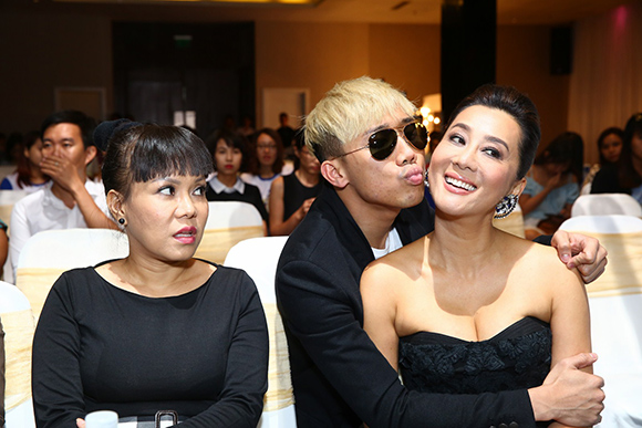 sao Việt, Nguyễn Cao Kỳ Duyên, MC Kỳ Duyên, MC Kỳ Duyên khoe vòng một nhức mắt, MC Kỳ Duyên làm giám khảo, Cười xuyên Việt 2015