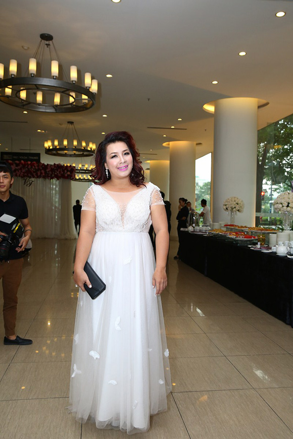 sao Việt, Nguyễn Cao Kỳ Duyên, MC Kỳ Duyên, MC Kỳ Duyên khoe vòng một nhức mắt, MC Kỳ Duyên làm giám khảo, Cười xuyên Việt 2015
