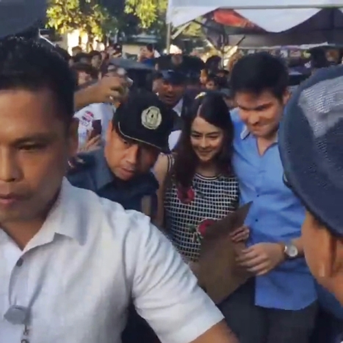 Marian Rivera,Dingdong Dantes,bà bầu Marian Rivera,Marian Rivera nghẹt thở trong vòng vây fans,Maria Rivera khiến chồng lo lắng,sao Philippines