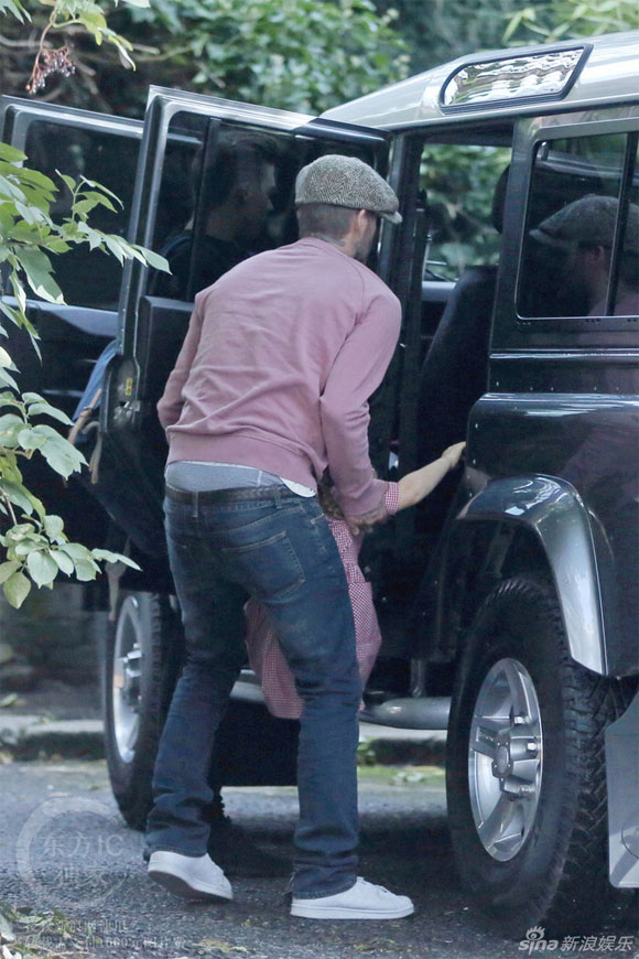 David Beckham,David Beckham lộ quần lót,David Beckham bế con gái lên xe,bé harper,sao hollywood,gia đình becks