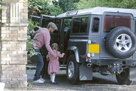 David Beckham,David Beckham lộ quần lót,David Beckham bế con gái lên xe,bé harper,sao hollywood,gia đình becks