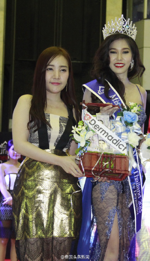 Hoa hậu Thái Lan,Mint,Hoa hậu Thái Lan quỳ gối trước xe rác,Hoa hậu Thái Lan lạy mẹ sau đăng quang,Hoa hậu Thái Lan làm lay động lòng người,sao Thái Lan