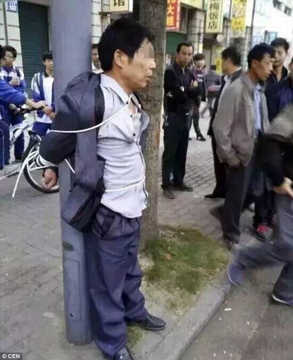 kẻ biến thái, biến thái, cha trói kẻ biến thái con gái, trói kẻ biến thái con gái vào cột đường, nữ sinh, tin, bao