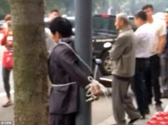 kẻ biến thái, biến thái, cha trói kẻ biến thái con gái, trói kẻ biến thái con gái vào cột đường, nữ sinh, tin, bao