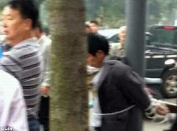 kẻ biến thái, biến thái, cha trói kẻ biến thái con gái, trói kẻ biến thái con gái vào cột đường, nữ sinh, tin, bao