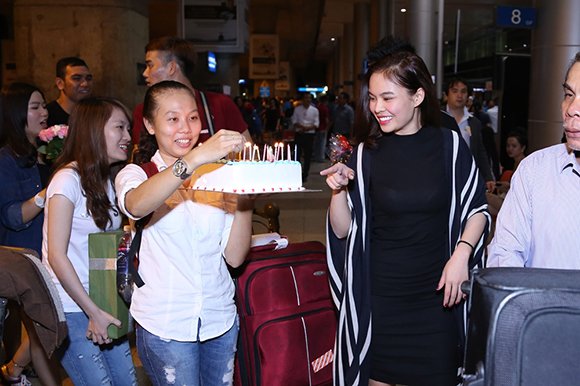 sao Việt, Giang Hồng Ngọc, giai nhân nhạc sĩ Hà Dũng, học trò Hồ Ngọc Hà, Giang Hồng Ngọc được fan tổ chức sinh nhật giữa sân bay