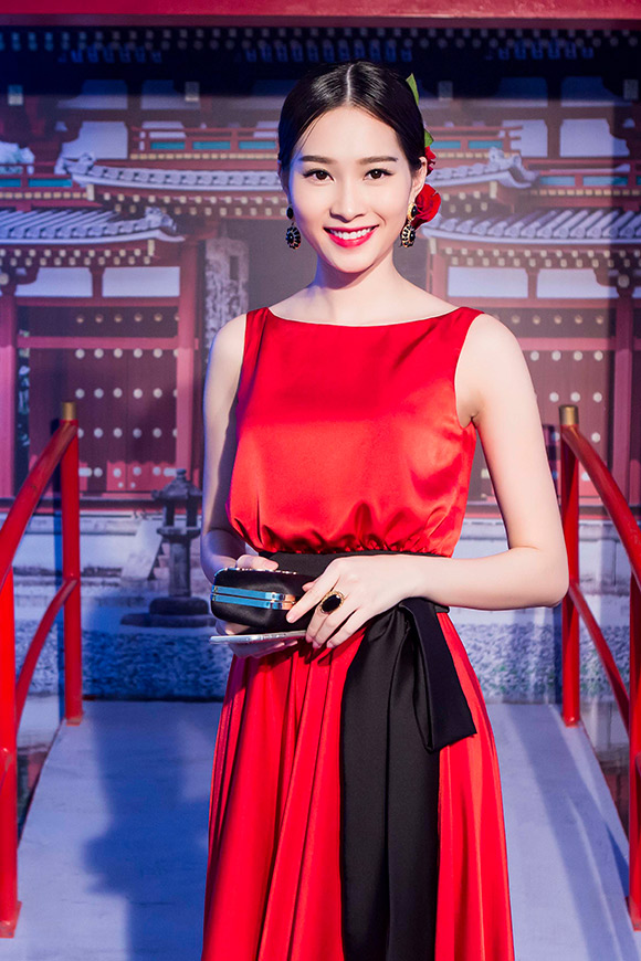 sao Việt, Đặng Thu Thảo, Hoa hậu Việt Nam 2012, Đặng Thu Thảo quyến rũ, Đặng Thu Thảo sang trọng đến nghẹt thở
