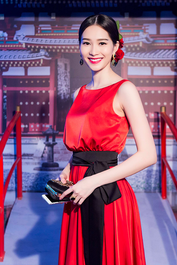 sao Việt, Đặng Thu Thảo, Hoa hậu Việt Nam 2012, Đặng Thu Thảo quyến rũ, Đặng Thu Thảo sang trọng đến nghẹt thở