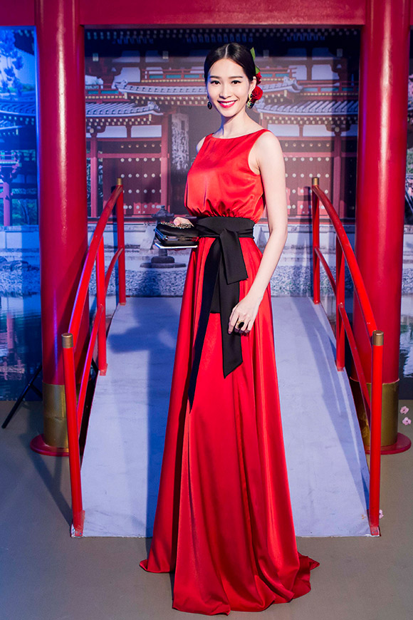 sao Việt, Đặng Thu Thảo, Hoa hậu Việt Nam 2012, Đặng Thu Thảo quyến rũ, Đặng Thu Thảo sang trọng đến nghẹt thở