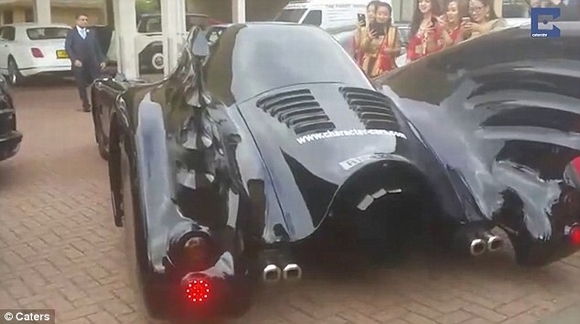  dùng xe siêu nhân Batman đến đón cô dâu,  dùng xe siêu nhân Batman rước râu,  xe siêu nhân Batman, giới trẻ, cộng đồng, ngôi sao
