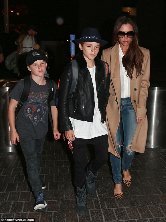 gia đình Beckham, vợ chồng Becks , gia đình Becks , thời trang gia đình Beckham , vợ chồng Becks tại sân bay , vợ chồng Becks chuẩn bị cho Halloween , sao Hollywood, thời trang sao