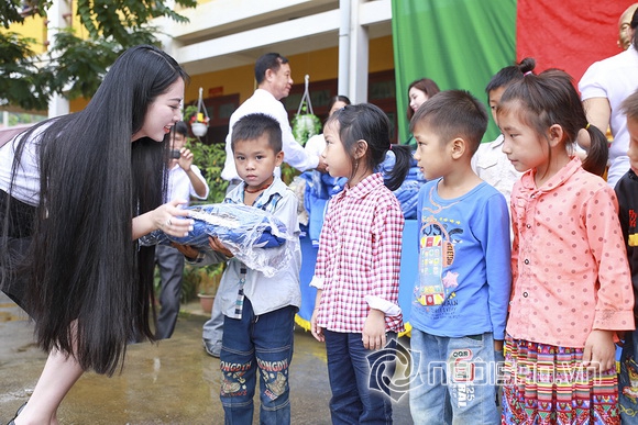Hoa hậu ngọc anh,hoa hậu dân tộc ngọc anh,hoa hậu việt nam 2013,ngọc anh rạng rỡ,hoa hậu ngọc anh đi từ thiện,ngọc anh lên hà giang từ thiện,sao việt
